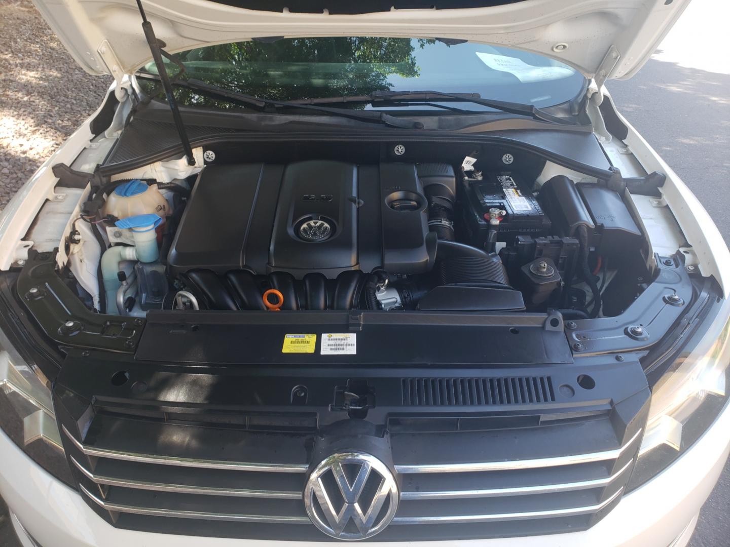 2013 WHITE /gray and black Volkswagen Passat se (1VWBP7A31DC) with an 2.5 l5 engine, 6-Speed Automatic transmission, located at 323 E Dunlap Ave., Phoenix, AZ, 85020, (602) 331-9000, 33.567677, -112.069000 - Photo#17